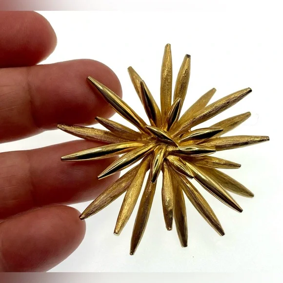 Vintage 50s Signed Boucher Gold Tone Textured Polished Starburst Brooch Pin MCM - Picture 5 of 11